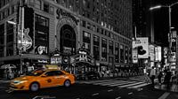 Gelbes Taxi am Times Square von Kimberly Lans Miniaturansicht