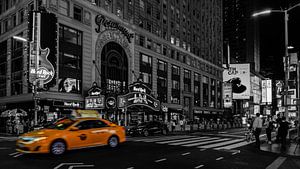 Yellow cab in Times Square van Kimberly Lans
