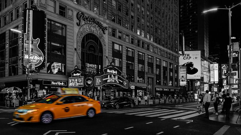 Gelbes Taxi am Times Square von Kimberly Lans