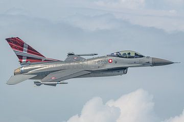 De F-16 demokist van de Deense Luchtmacht laat zich van haar beste kant zien naast de Skyvan. van Jaap van den Berg