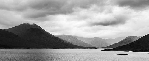 Bergen steken uit het water in Schotland zwart wit fotoprint