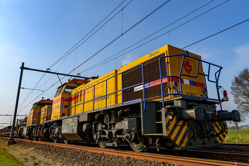 Strukton Rail MaK G 1206 goederentreinlocomotief vooraanzicht op een spoor in het land tijdens een m van Sjoerd van der Wal Fotografie