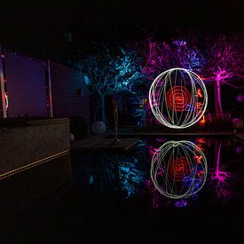Lichtschildering met kleurrijk verlichte bomen van Reiner Conrad