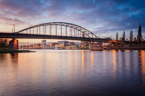 Schilderachtig beeld van de Arnhemse Rijnbrug