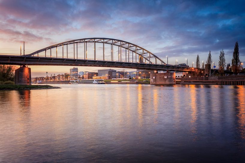 Schilderachtig beeld van de Arnhemse Rijnbrug van Dave Zuuring