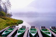 Bootjes in de mist van Willem Laros | Reis- en landschapsfotografie thumbnail