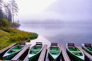 Bootjes in de mist van Willem Laros | Reis- en landschapsfotografie