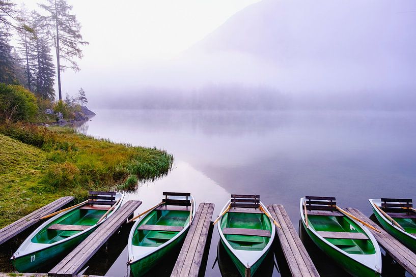 Bootjes in de mist van Willem Laros | Reis- en landschapsfotografie