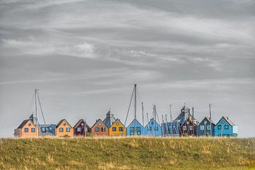 De gekleurde huisjes van het Friese plaatsje Stavoren net achter de dijk.