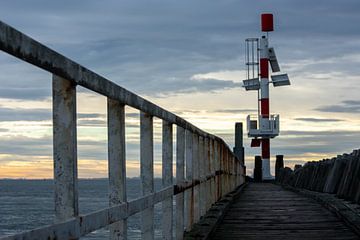 Robuuste steiger in Vlissingen bij zonsopkomst van Eugenlens