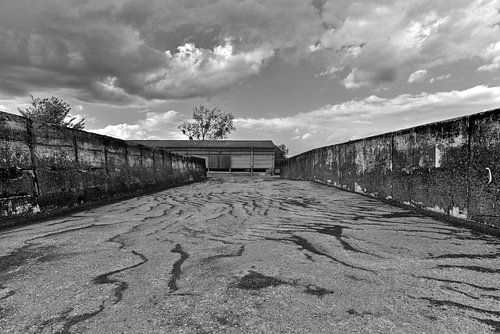 Mysterieuze, Oost-Duitse, verlaten zuivelboerderij - zwart-wit
