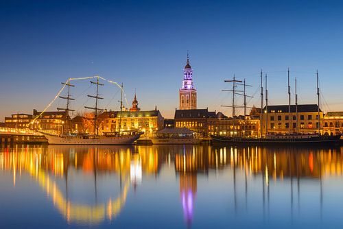 Soirée sur l'horizon de la ville de Kampen dans Overijssel, Pays Bas