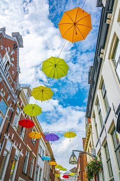 Paraplu straatdecoratie in Deventer, tijdens de zomer