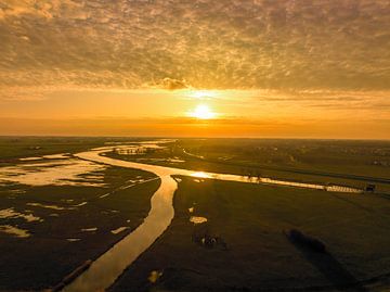 Coucher de soleil printanier sur la voie navigable Reevediep dans l'IJsseldelta sur Sjoerd van der Wal Photographie