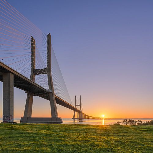 Zonsopkomst Vasco da Gamabrug, Lissabon, Portugal