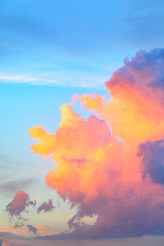 Kleurrijke wolken aan de hemel boven de Provence tijdens zonsondergang