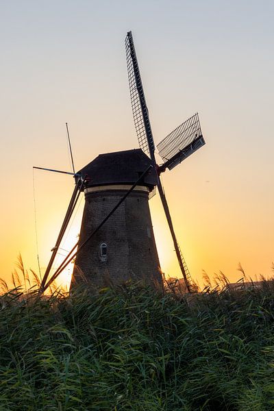 Un moulin avec un soleil couchant par whmpictures .com