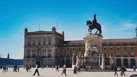Sonnige Lissabonner Straße mit bunten Gebäuden von Chris Snoek