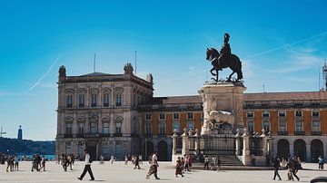 Zonnige Lissabon Straat met Kleurrijke Gebouwen