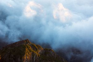 Achter de wolken, boven de bergen van Hugo Braun