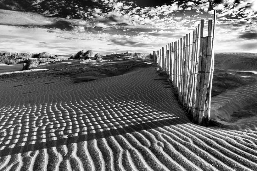 Dünenzaun und Sandmuster in der Camargue von Flatfield
