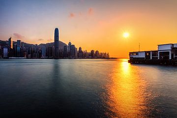 Hong Kong Skyline 2019 Sunset van Cho Tang