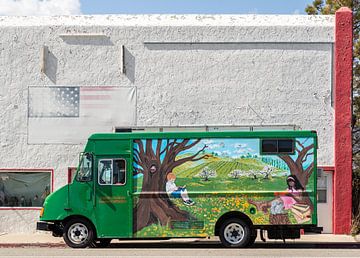 Vrolijk beschilderde bus in Amerika van Inge van den Brande