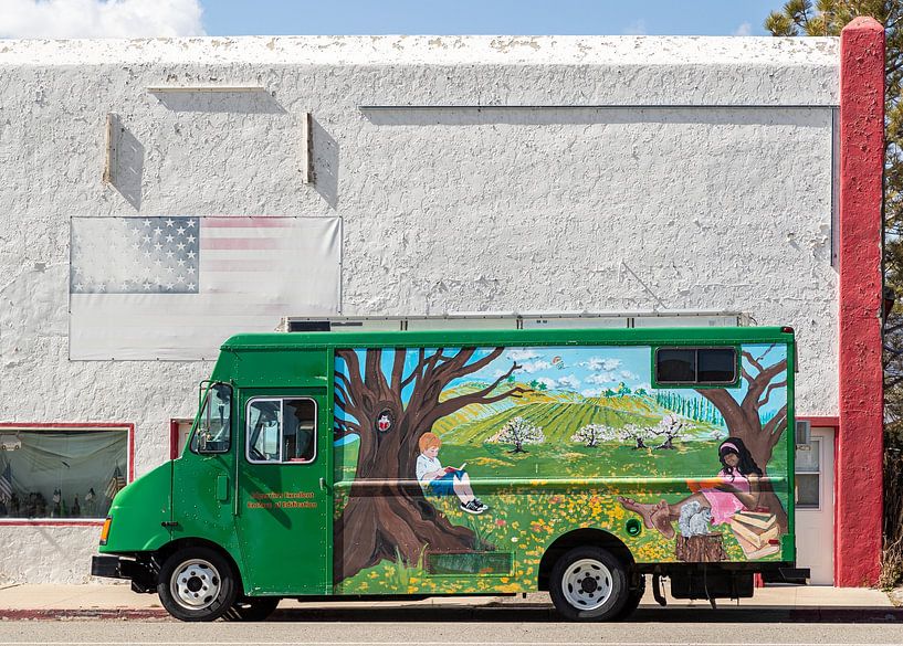 Fröhlich bemalter Bus in Amerika von Inge van den Brande
