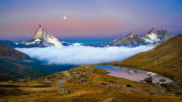 Matterhorn weerspiegeld in de Stellisee met mist in de ochtend van Peter Schray