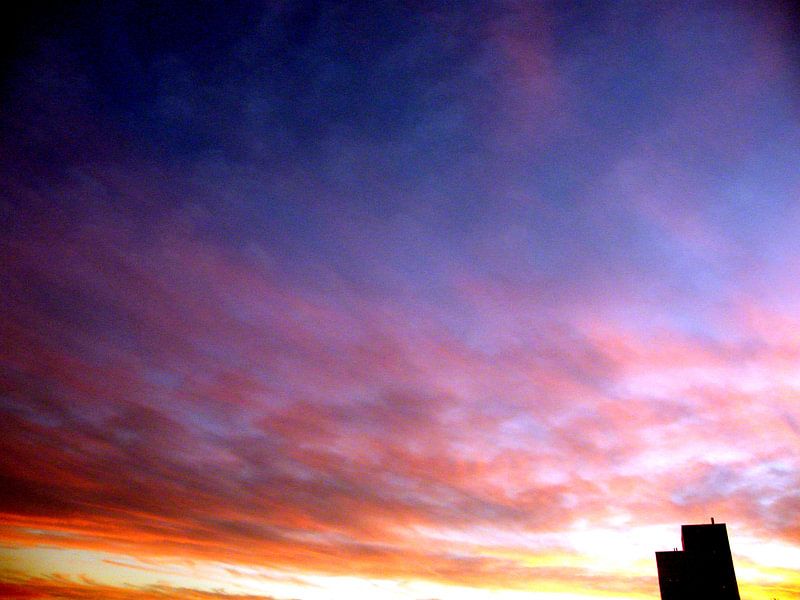 Waarom De Nacht Haar Deken Werpt  by Viktor  Tovenaar