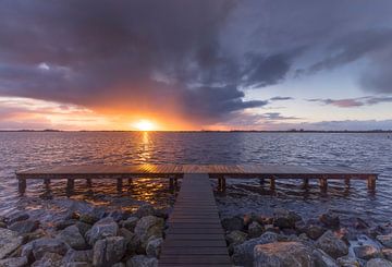 Landschap, zonsondergang bij steiger van Marcel Kerdijk