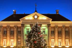 Weihnachtsbaum vor dem Rathaus von Groningen
