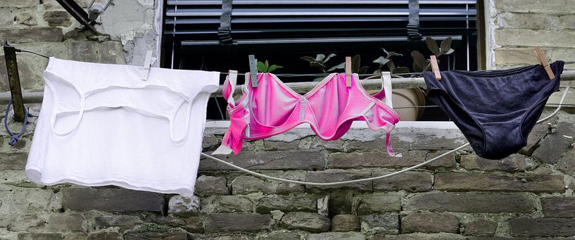 Italian women's laundry after a party von Riekus Reinders