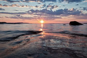dik water bij zonsondergang in karelia scandinavië