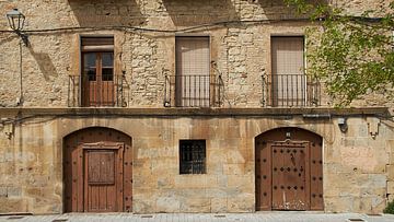 Calle Major in Villava, provincie Navarra, Spanje van Ton Van Zeijl