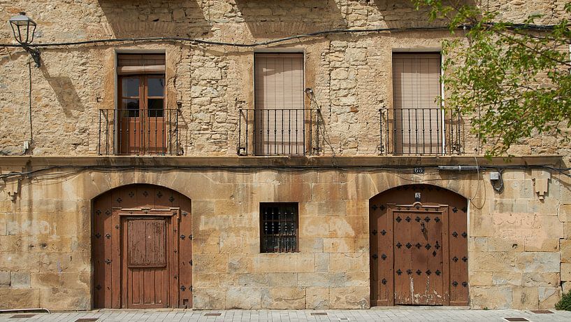 Calle Major in Villava, provincie Navarra, Spanje van Ton Van Zeijl