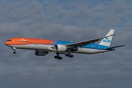 Boeing 777-300 der KLM, die Orange Pride, hier fotografiert bei der Landung auf der Zwanenburgbaan. von Jaap van den Berg