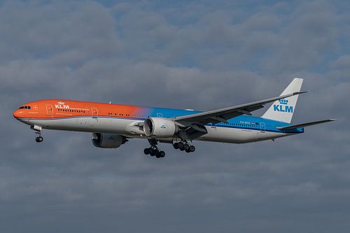Landende KLM Boeing 777-300 passagiersvliegtuig.