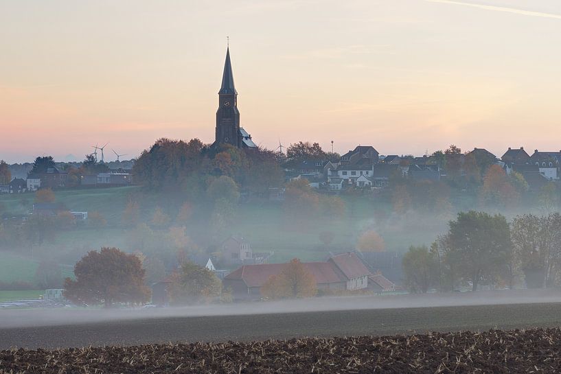 kerk van Vijlen op een mistige herfstochtend von Francois Debets