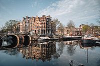 Kanaal en oude huizen in Jordaan, Amsterdam, Nederland.