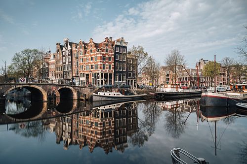 Kanaal en oude huizen in Jordaan, Amsterdam, Nederland. van Lorena Cirstea