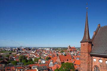 Gezicht op de oude stad en de Nikolai Kerk vanaf de toren van de Georgenkirche, Wismar, Mecklenburg-