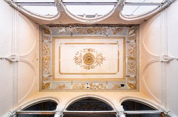 Plafond in Verlaten Paleis. van Roman Robroek