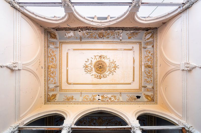 Plafond d'un palais abandonné. par Roman Robroek - Photos de bâtiments abandonnés