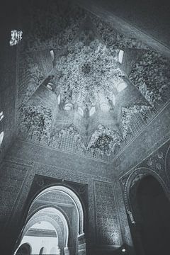Intricate Islamic carvings in the Alhambra Palace, Granada by Fotografiecor .nl