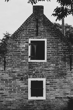 Huisje in Moddergat, Friesland in zwart wit van Denise Tiggelman