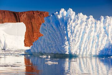 IJsbergen in de Røde Ø, Scoresby Sund, Groenland van Henk Meijer Photography