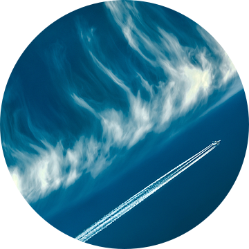 Vliegtuig vs Blauwe Lucht en Wolken van Patrick Ouwerkerk