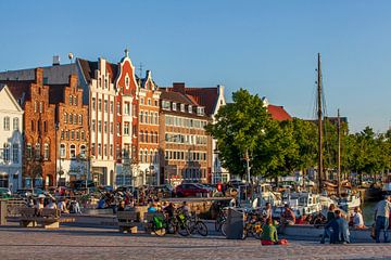 Historic houses at the Untertrave in the evening light, Lübeck, Schleswig-Holstein, Germany, Europe