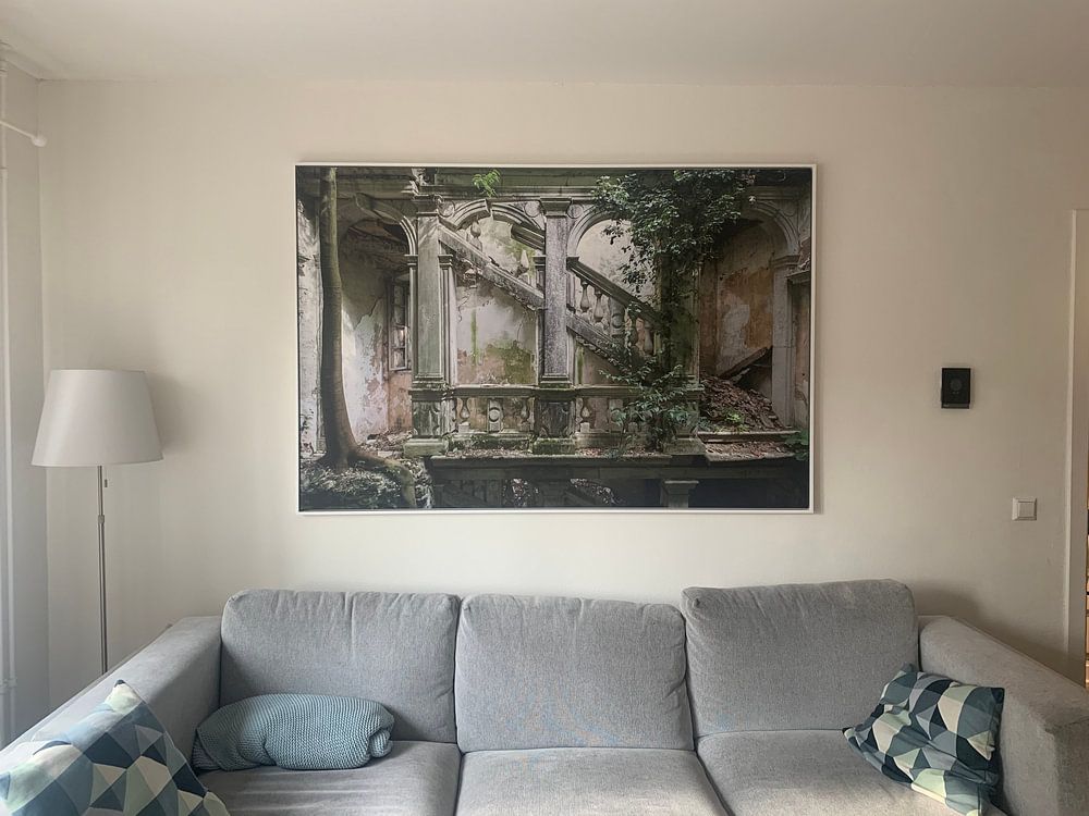 Verlaten Trappenhal met grote boom in. 